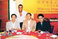 To junto a sus amigotes de Milkyway.